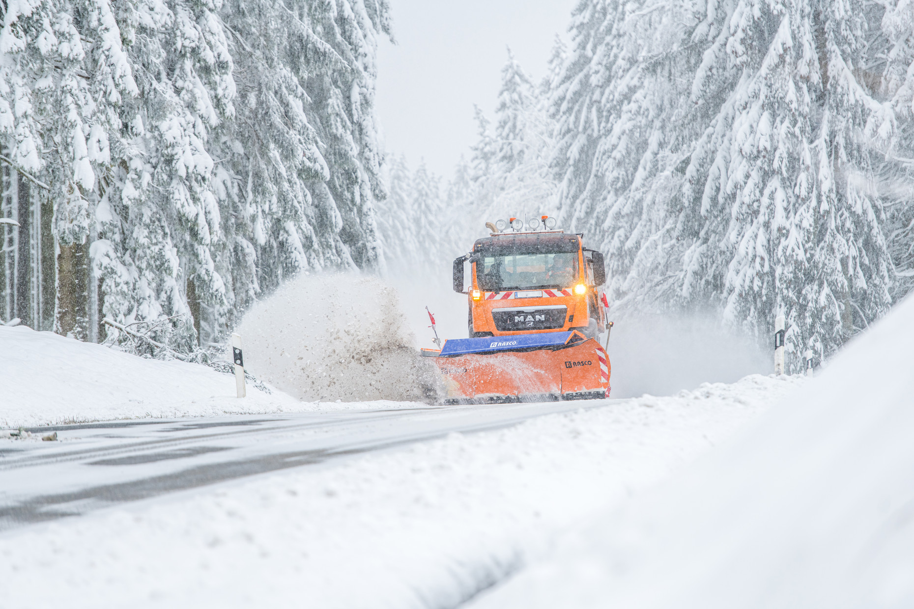 Winterdienstfahrzeug auf verschneiter Straße