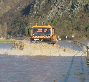 LKW fährt durch Hochwasser