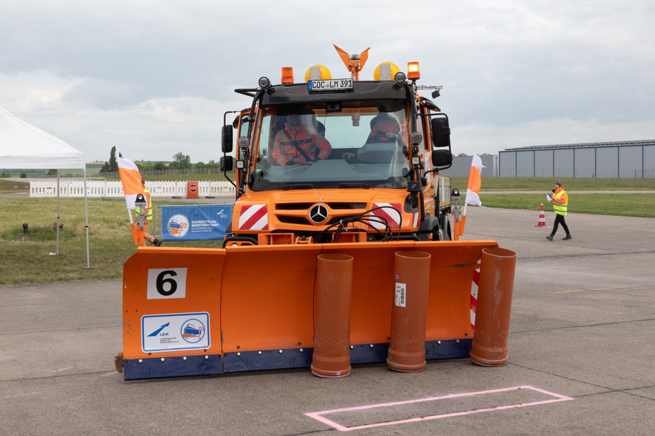 Bei diesem Hinternis mussten mit Beton gefüllte PE-Rohre mit dem Schneepflug in ein markiertes Feld verschoben werden