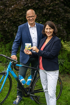 Ministerin Schmitt und LBM-GF Theis mit Fahrrad
