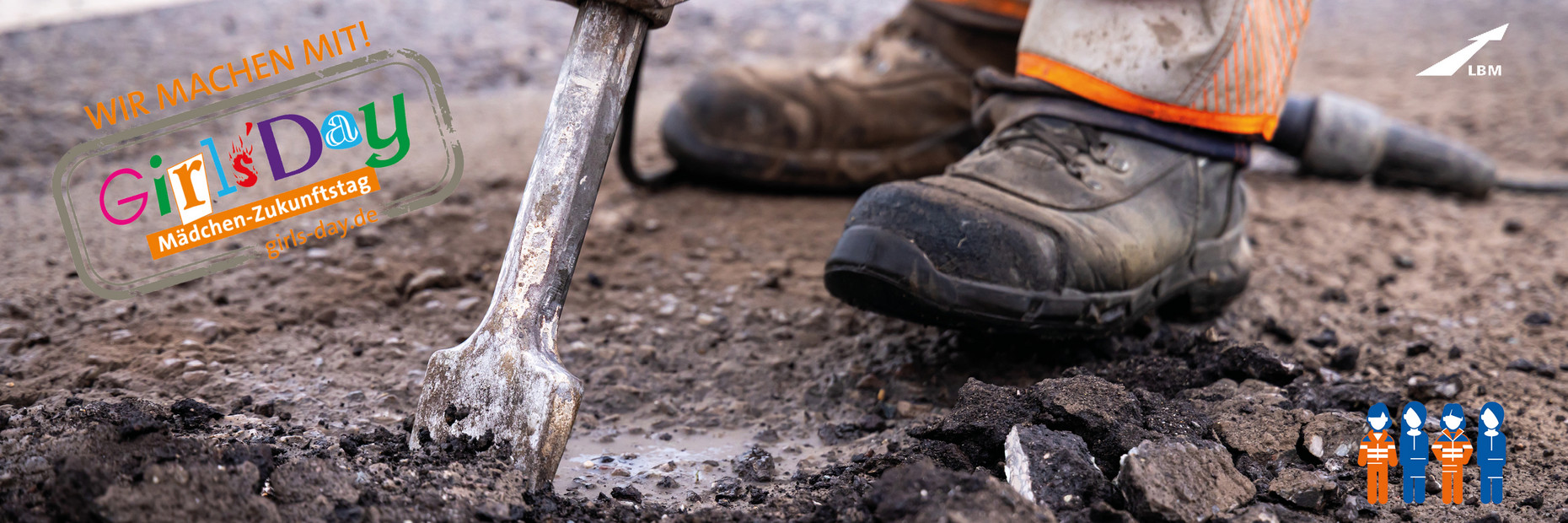 Zu sehen sind die Arbeitsschuhe eines Straßenwärters, der auf einer Straße steht. Oben links befindet sich das Logo des Girls'Day mit dem Slogan "Wir machen mit". Oben rechts ist ein weißes LBM-Logo mit einem Pfeil abgebildet. Unten rechts befinden sich vier Icons: zwei Straßenwärterinnen in Orange und zwei Mädchen in Blau. 