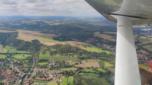 Blick auf Landschaft von kleinem Flugzeug aus