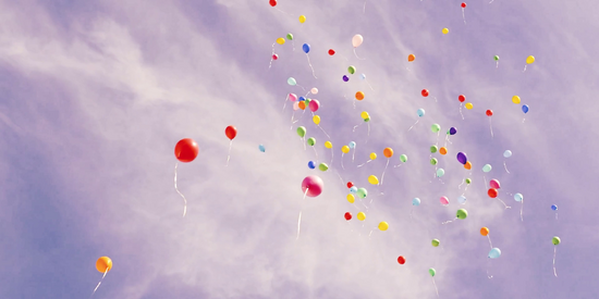 Luftballone im Himmel